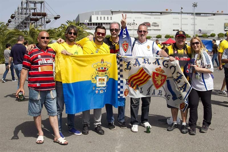 Aficionados de la UD Las Palmas, en los alrededores del Estadio de Gran Canaria antes del comienzo del partido. (EFE)