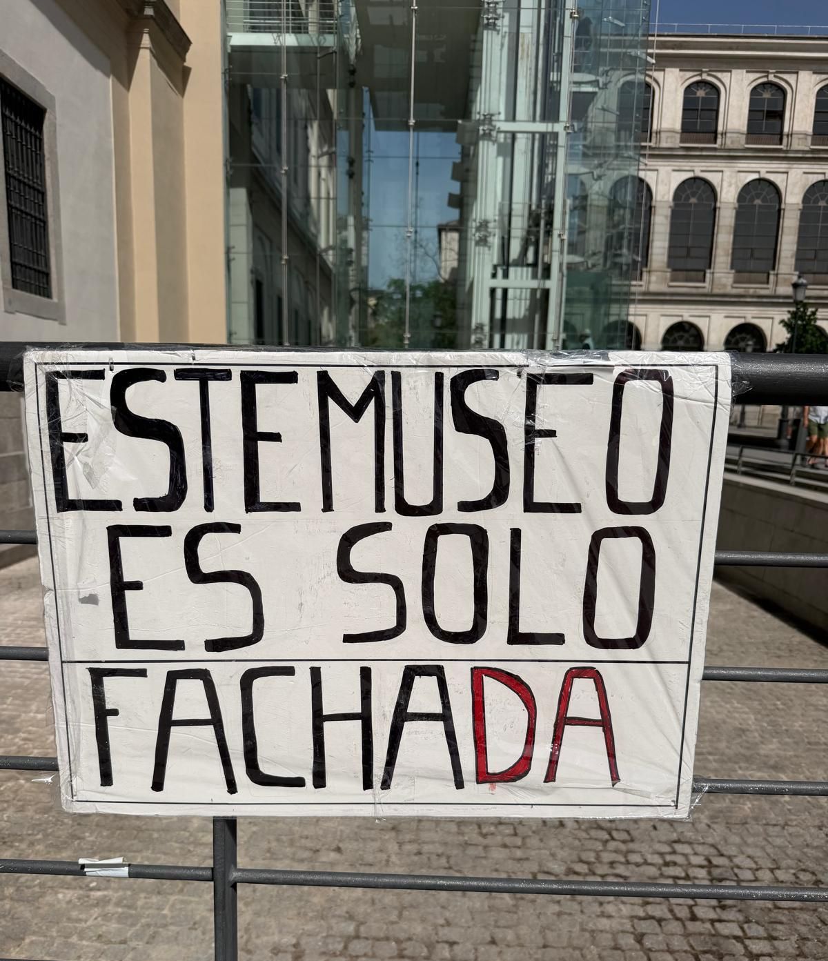 "Este museo es solo fachada", uno de los mensajes de los protestantes