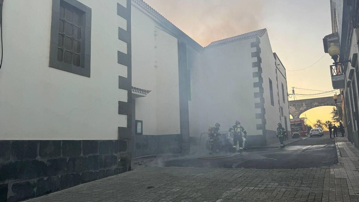 Bomberos, sofocando las llamas del coche.