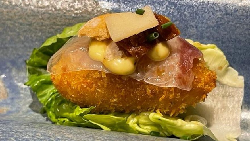 Croqueta de ensalada césar.