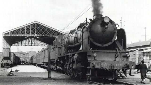 Un tren de vapor sale de la Estación de los Ferrocarriles del Norte (futura Renfe).