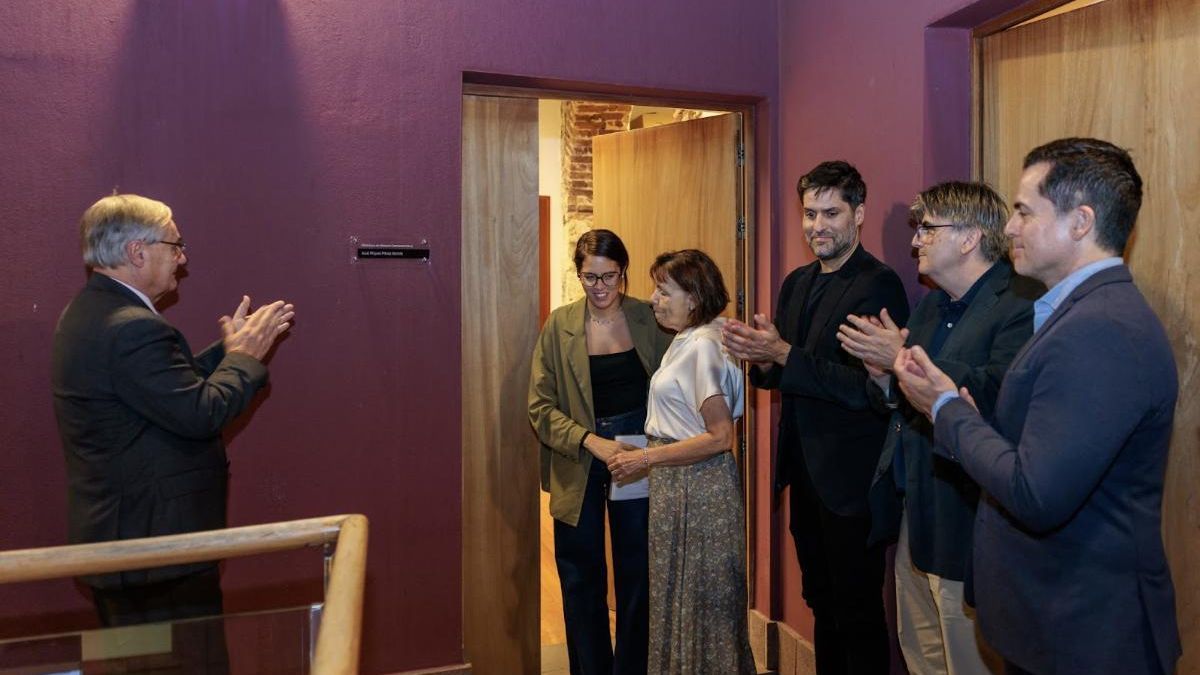 La familia de José Miguel Pérez, tras el descubrimiento de la placa que da nombre a la biblioteca de Historia Contemporánea de la Fundación Juan Negrín.