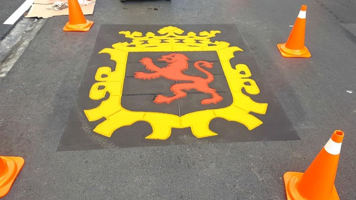 Escudo de León a todo color en el asfalto de Ordoño, con una estampa más bien de 'perrín'.