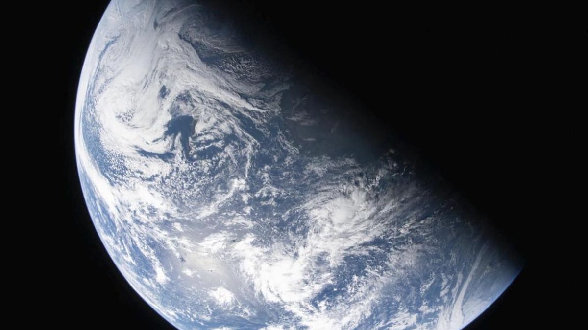 El planeta ajusta su vuelta diaria según tirones gravitatorios del satélite, cambios en capas profundas y cómo se reparte el líquido superficia