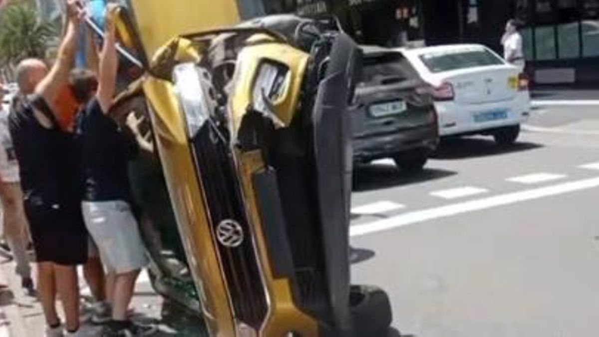 Dos heridos leves, uno de ellos un niño de ocho años, al volcar un vehículo tras colisionar con otro en Las Palmas de Gran Canaria