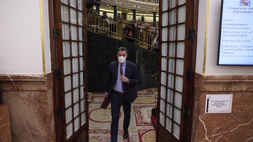 Sánchez sale del pleno después de la sesión de control.