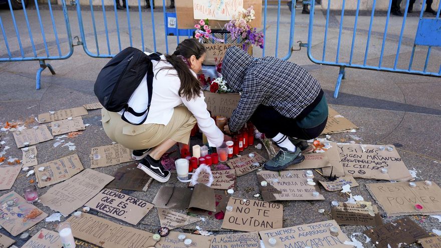 Velas y flores en la Puerta del Sol en recuerdo de Maricarmen, este jueves.