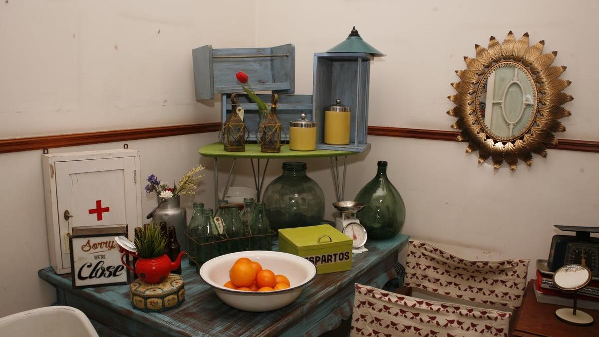 Exposición de muebles 'vintage'. Proyecto Polonium 209.