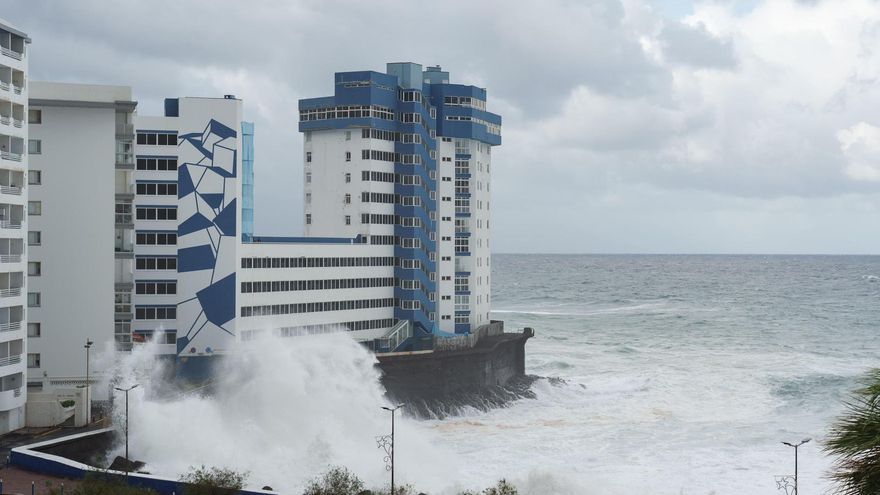 Playa de Mesa del Mar en el municipio tinerfeño de Tacoronte. (EFE/Ramón de la Rocha)