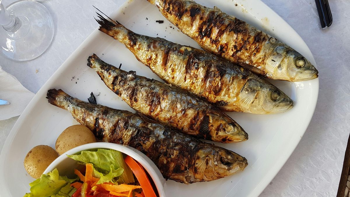 Los adultos deberían consumir entre dos y tres porciones de pescado a la semana semana por todos los nutrientes que contiene.  