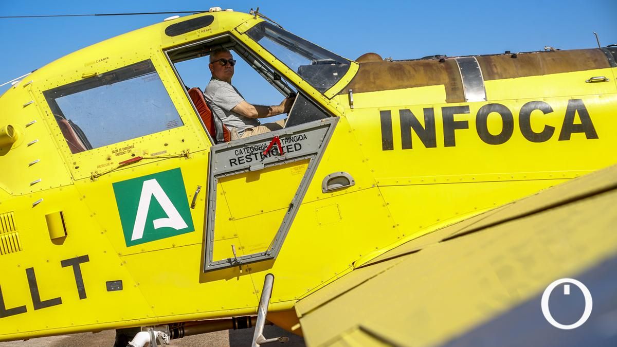 El piloto Ignacio Fraile, a los mandos de un avión del Infoca en el aeropuerto de Córdoba.