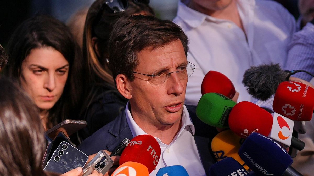 El alcalde Almeida, este jueves después de una reunión en Barajas