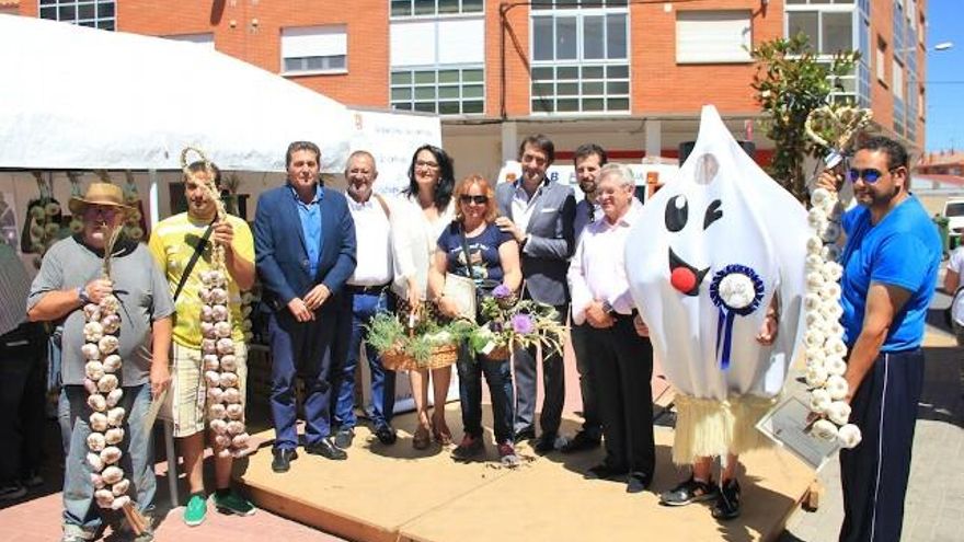 Los premiados de los concursos de ristras y cestas de ajos, con la mascota 'Ajolín' como testigo, y todas las autoridades hoy en Veguellina de Órbigo.