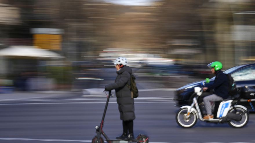 ¿Placa o pegatina? Este el distintivo que deben llevar los patinetes eléctricos para circular
