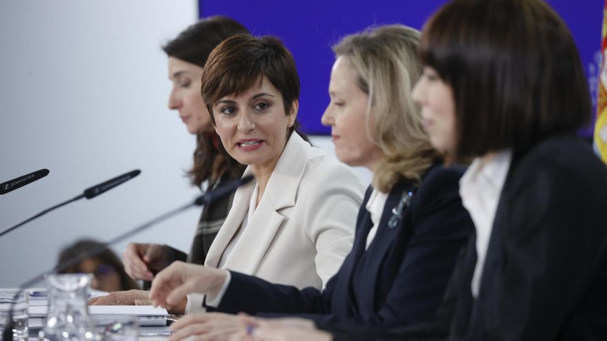 La vicepresidenta primera y ministra de Asuntos Económicos y Transformación Digital, Nadia Calviño (2d), junto a la ministra portavoz del Gobierno, Isabel Rodríguez (2i); la ministra de Ciencia e Innovación, Diana Morant (d), y la titular de la cartera de Justicia, Pilar Llop (i).