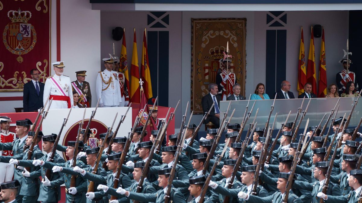El rey Felipe VI (2i) preside el desfile con motivo del Día de las Fuerzas Armadas 2025 en Santa Cruz de Tenerife este sábado.