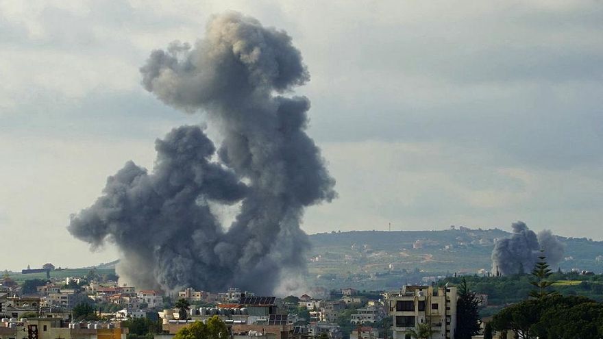 El humo se eleva desde el lugar de los ataques aéreos israelíes que tuvieron como objetivo la aldea de Habbouch, en el sur del Líbano, el 1 de mayo de 2026. Abbas FAKIH / AFP vía Getty Images