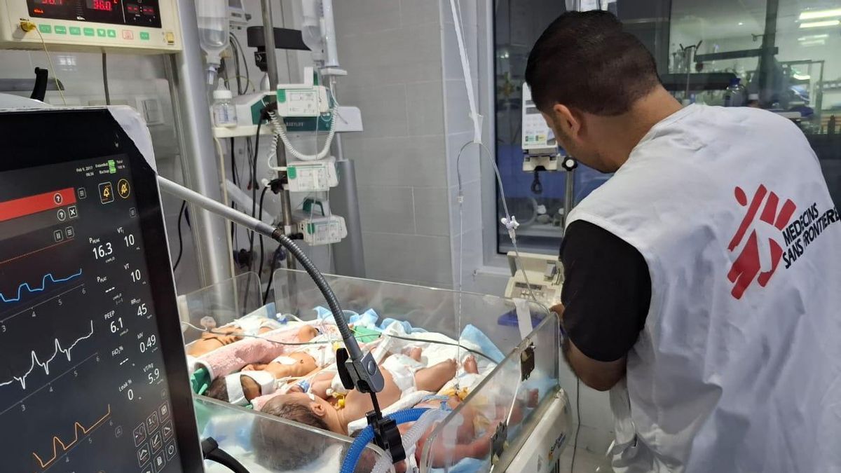 Un trabajador de MSF junto a una incubadora para bebés en un hospital en el norte de Gaza, en julio de 2025.