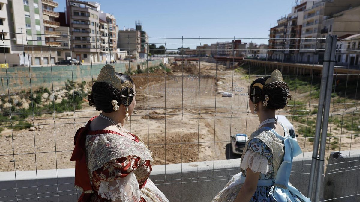 Las mascletaes y los castillos en Paiporta vuelven al barranco del Poyo tras la dana