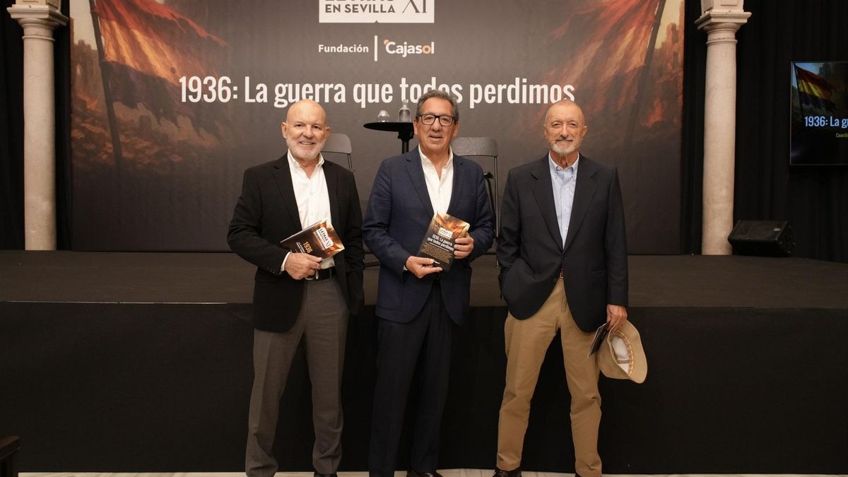 El periodista Jesús Vigorra; el presidente de la Fundación Cajasol, Antonio Pulido, y el escritor Arturo Pérez-Reverte, en la presentación de las jornadas sobre la Guerra Civil.