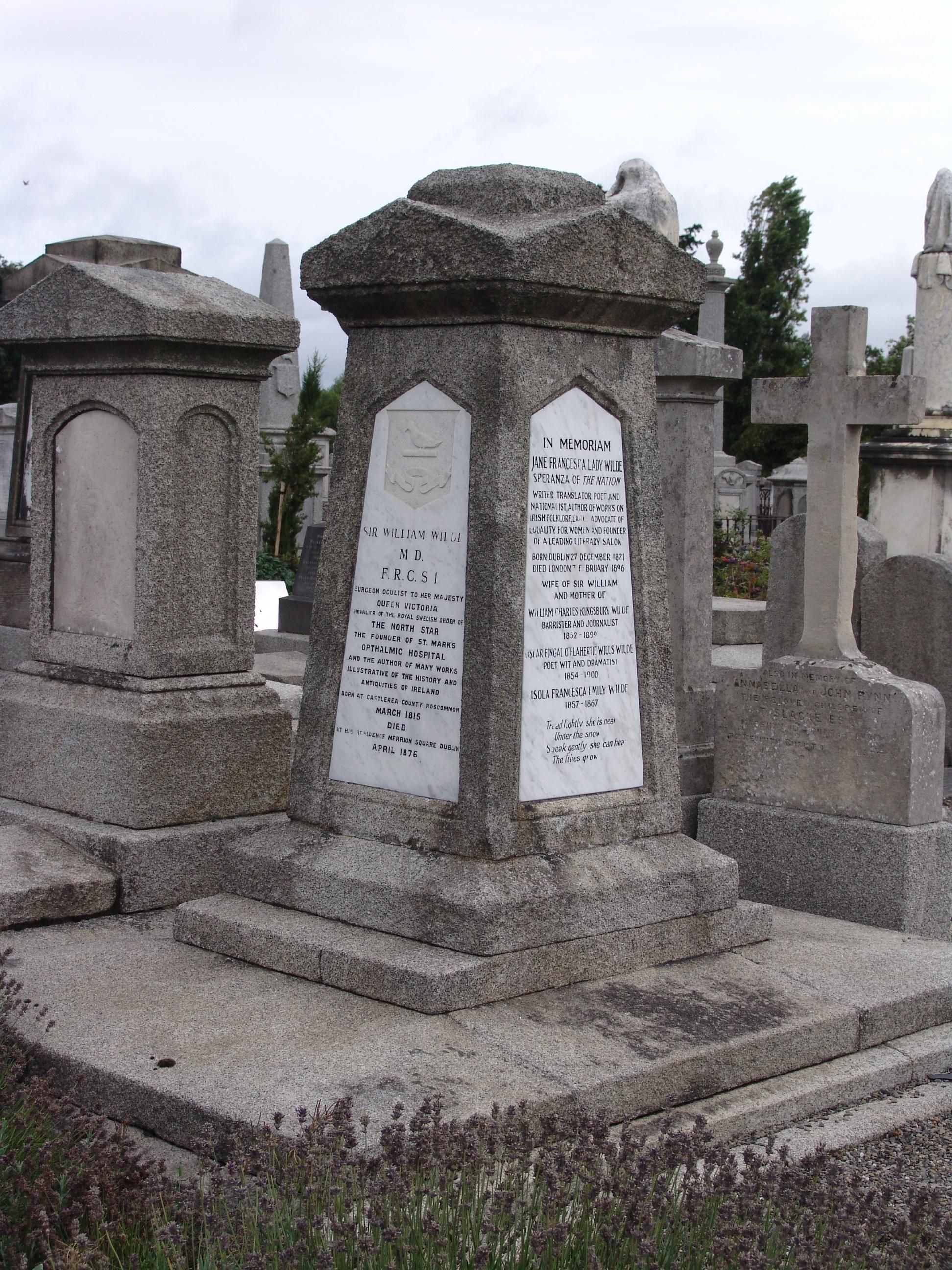 El memorial de William Wilde, en el que se lee inscripción de Jane Wilde, en su memoria.
