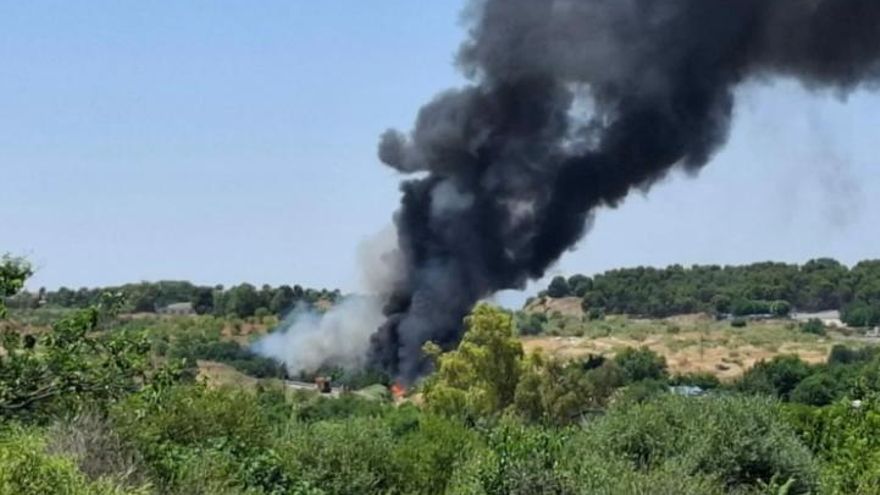 Un incendio en el Cerro de los Palos de Toledo obliga a desalojar un asentamiento