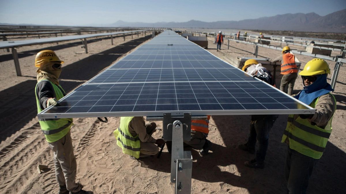 Trabajadores instalando paneles solares en el parque solar de Cafayate, en Salta, en 2019. La inversión china ha sido clave para el desarrollo de las energías renovables en el país.