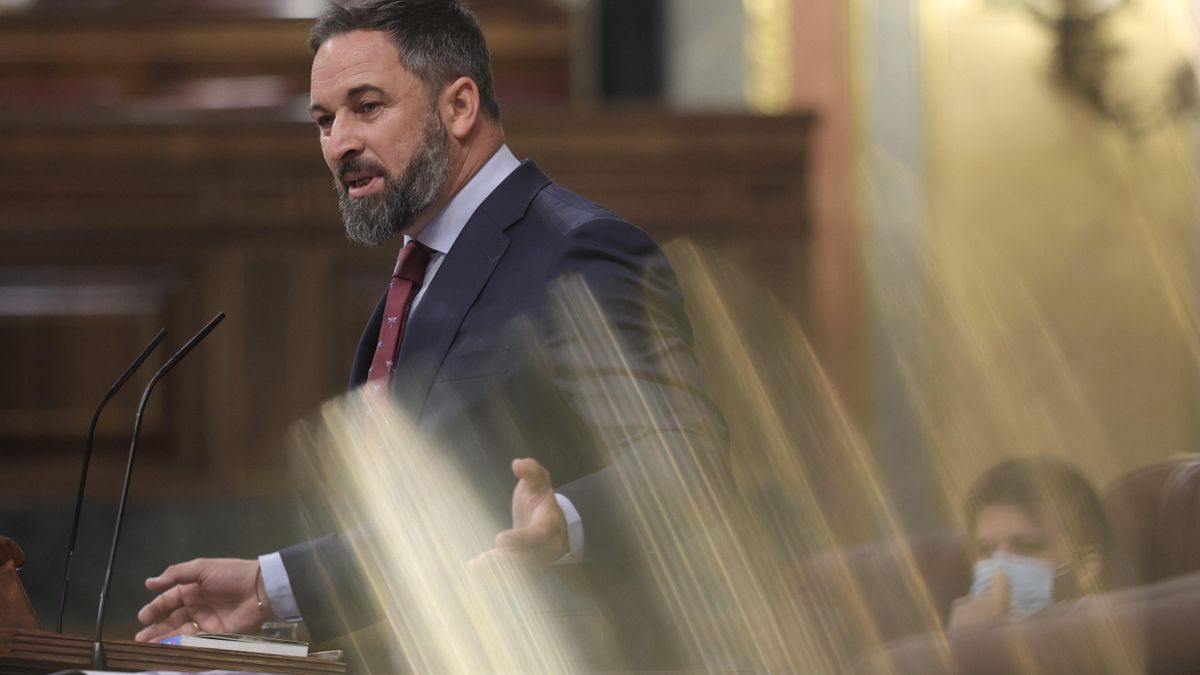 El líder de Vox, Santiago Abascal, interviene en una sesión de control al Gobierno en el Congreso de los Diputados, a 30 de junio de 2021, en Madrid, (España).