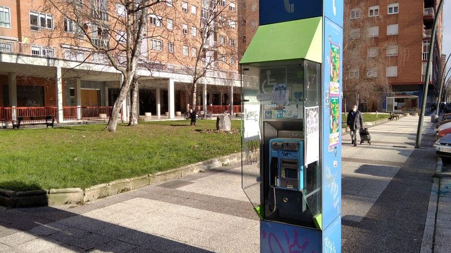Cabina de teléfono en la calle Juntas Generales, en Vitoria
