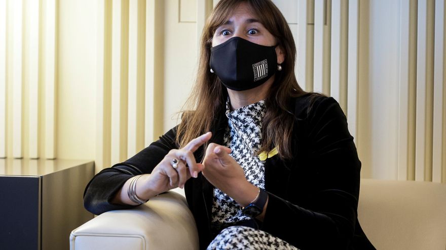 El Parlament retira el sueldo a Juvillà mientras Borràs escenifica que le mantiene el escaño