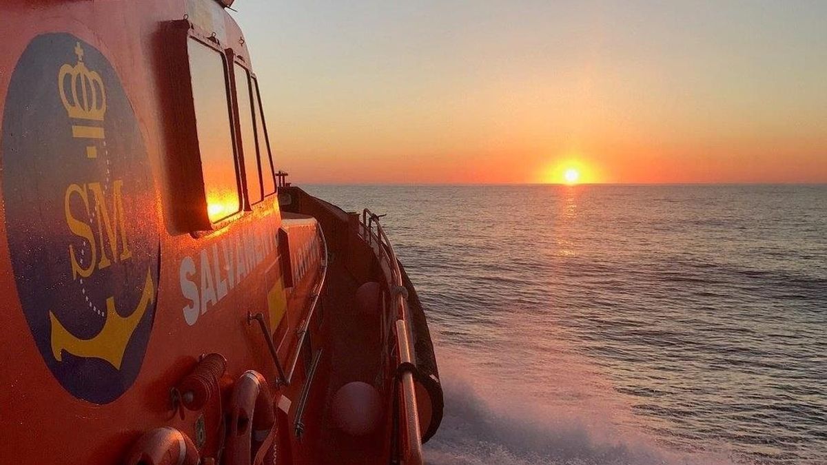 Trasladan a Motril a 170 adultos y nueve niños rescatados de tres pateras en el mar de Alborán