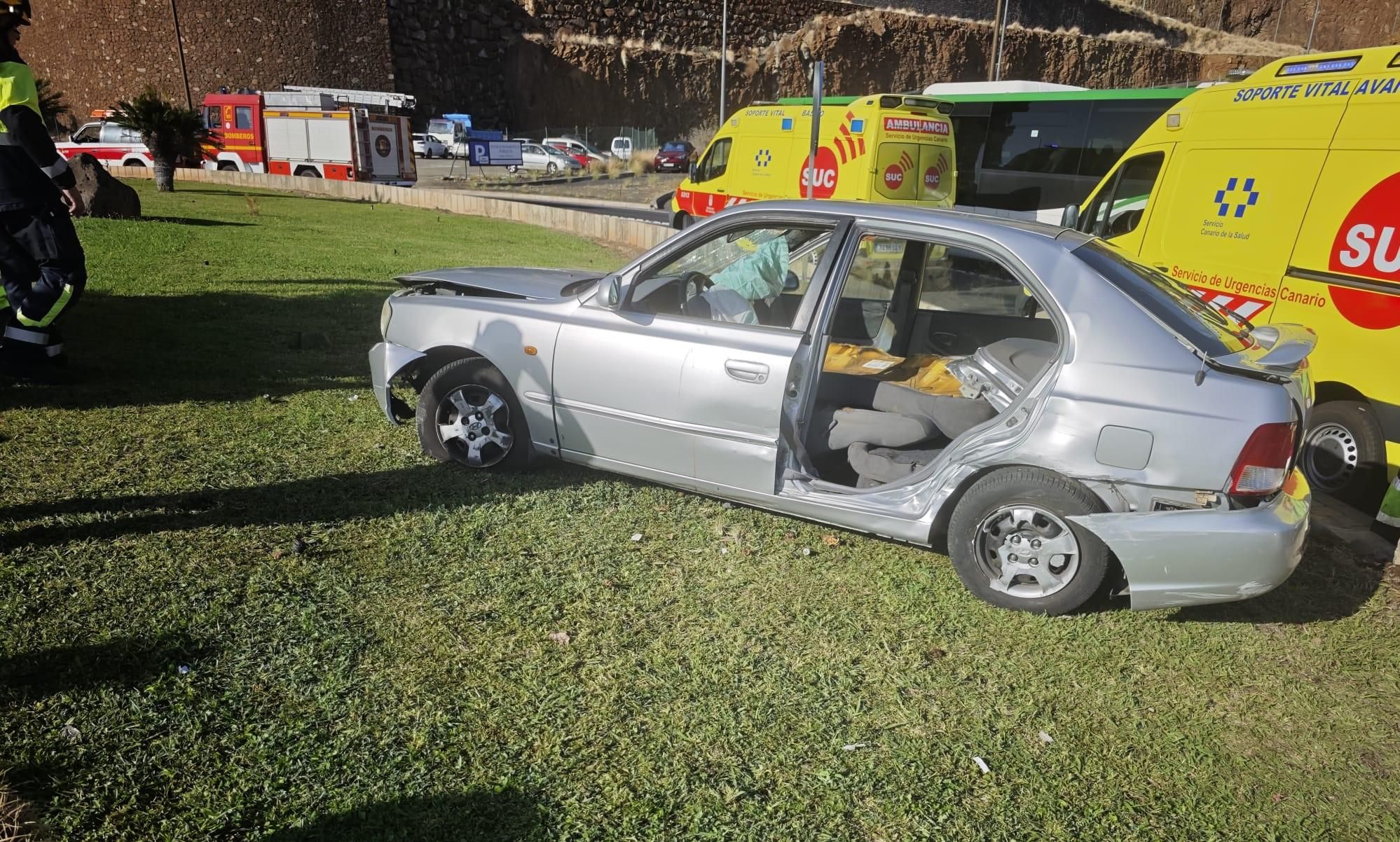 El coche tras su salida de la vía en la rotonda sur de Santa Cruz de La Palma . BOMBEROS LA PALMA
