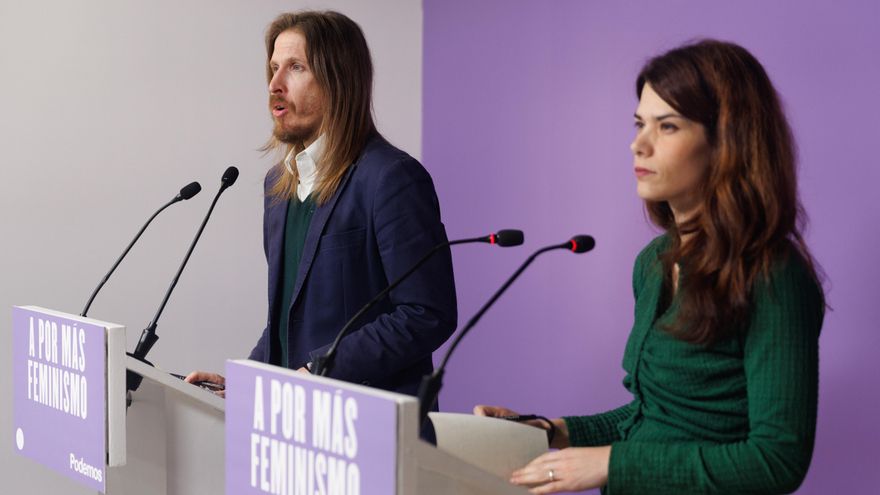 os portavoces de Podemos, Isabel Serra y Pablo Fernández, ofrecen una rueda de prensa en la sede de Podemos, a 27 de marzo de 2023, en Madrid (España).