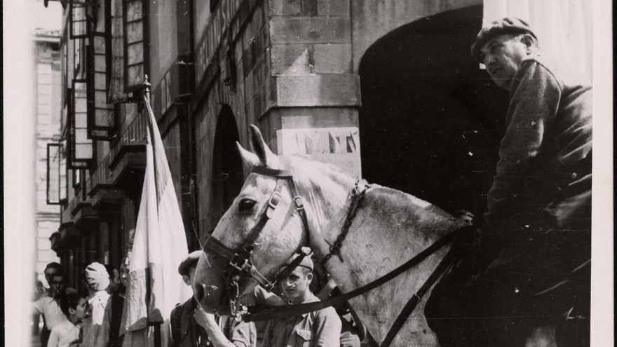 "El coronel García Valiño, jefe de la I Brigada de Navarra". "Desfile de las tropas en Torrelavega". 25 de agosto de 1937.
