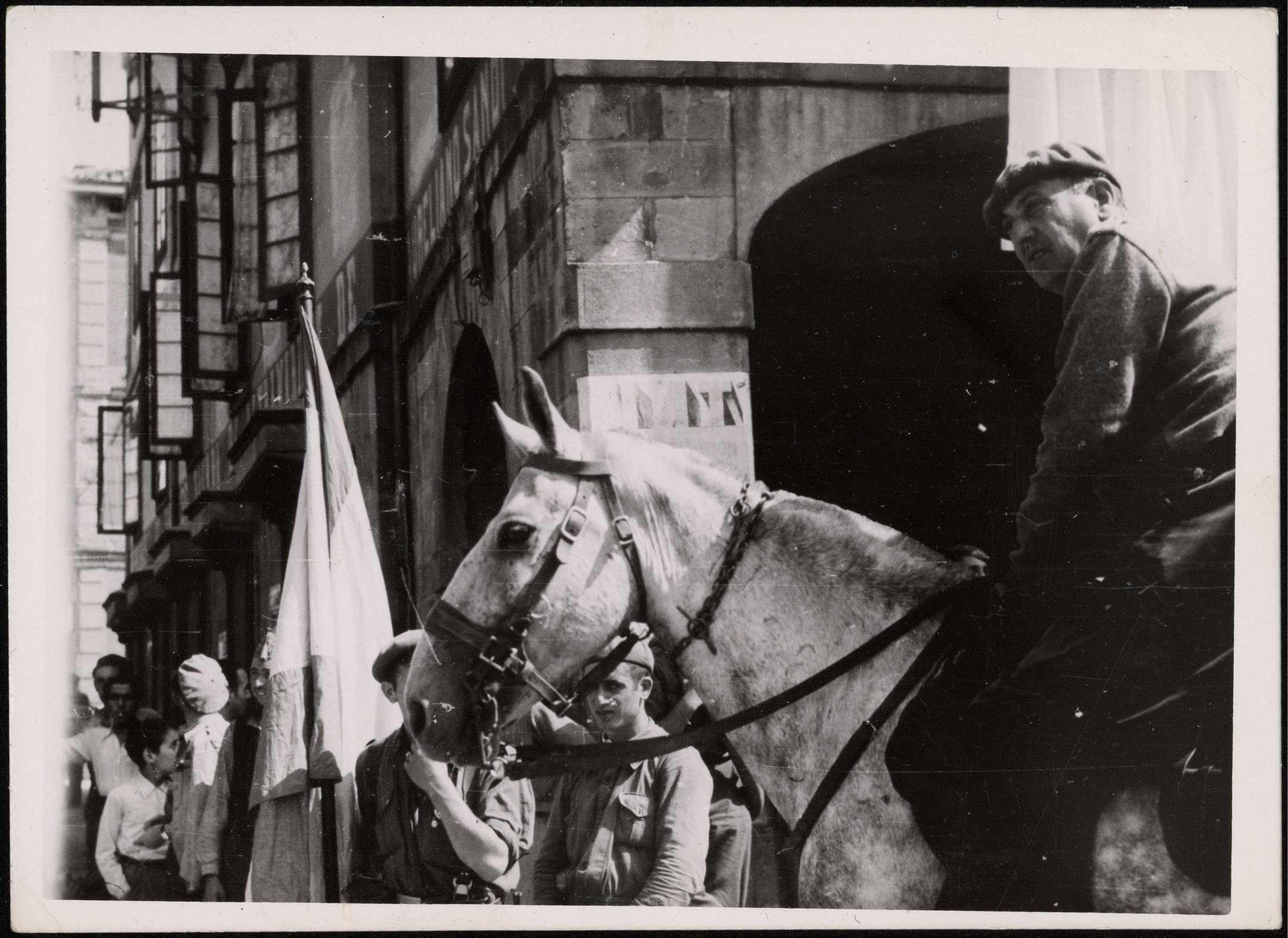 "El coronel García Valiño, jefe de la I Brigada de Navarra". "Desfile de las tropas en Torrelavega". 25 de agosto de 1937.