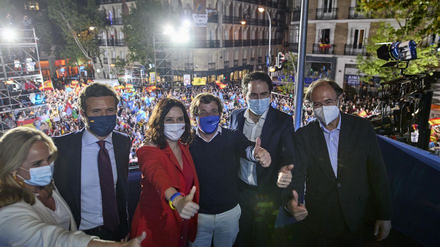 El líder del PP, Pablo Casado; la presidenta de la Comunidad de Madrid, Isabel Díaz Ayuso; el alcalde de Madrid, José Luis Martínez-Almeida; y otros miembros del PP celebran la victoria electoral el 4M. En Madrid, a 4 de mayo de 2021.