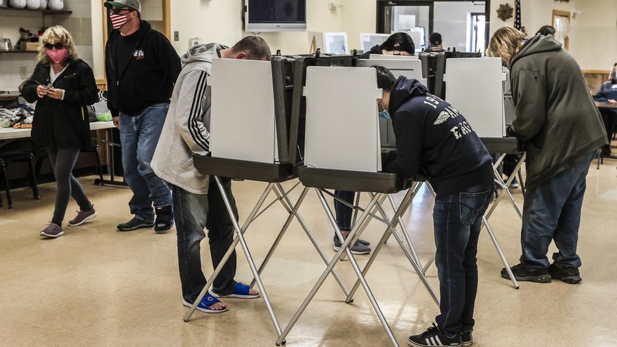Vista de votantes en Kenosha, Wisconsin, el 3 de noviembre de 2020. EFE/Tannen Maury