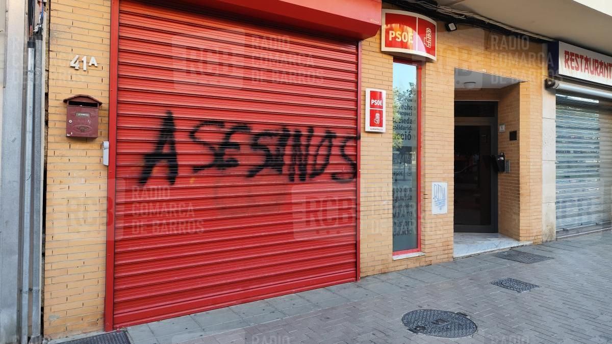 Nuevo ataque contra la sede del PSOE de Almendralejo: amanece con la pintada 'asesinos' en la puerta