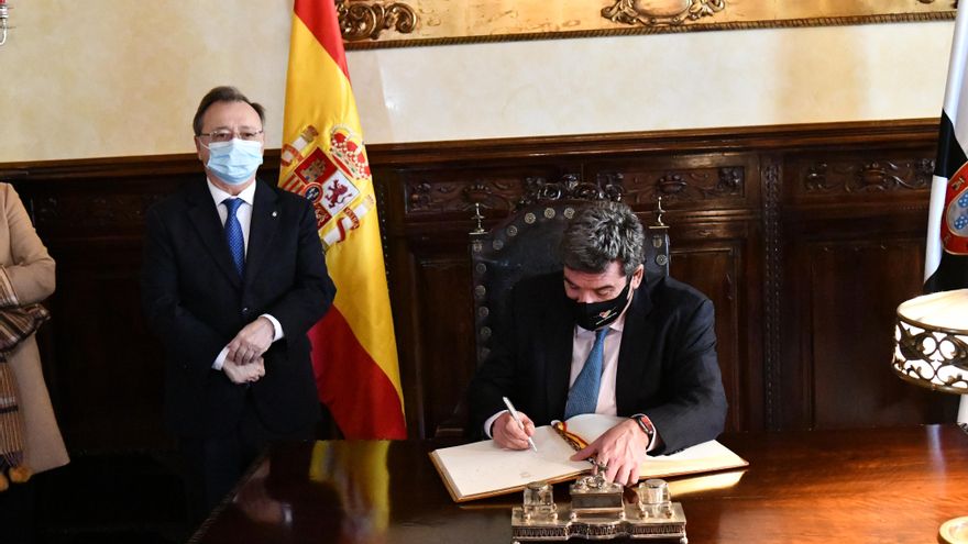 El ministro de Inclusión, Seguridad Social y Migraciones, José Luis Escrivá, firma el libro de honor, en el Ayuntamiento de Ceuta