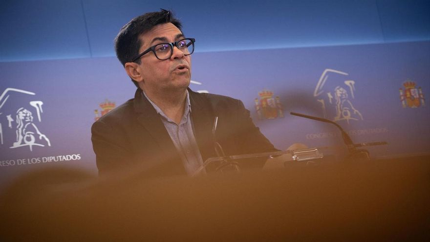 El diputado de Sumar Gerardo Pisarello durante una rueda de prensa, en el Congreso de los Diputados, a 6 de octubre de 2026, en Madrid (España).