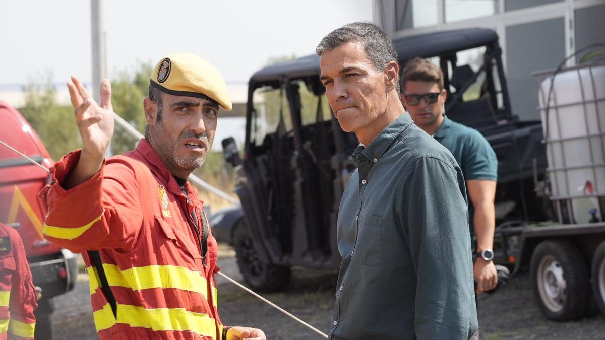 Sánchez visita el Puesto de Mando Avanzado de Jarillas, Extremadura, el 18 de agosto.
