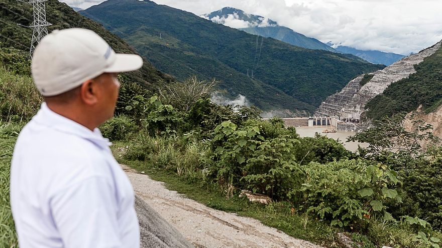 El gigante energético de Colombia que prometía "desarrollo" pero trajo inundaciones, amenazas y más precariedad