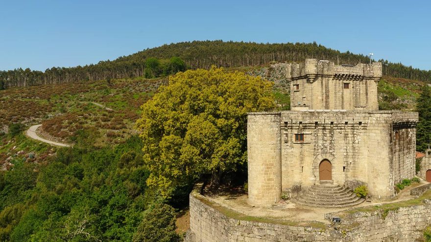 El castillo medieval del siglo XII que se ubica en un pueblo gallego de 300 habitantes y que ha vuelto a abrir al público
