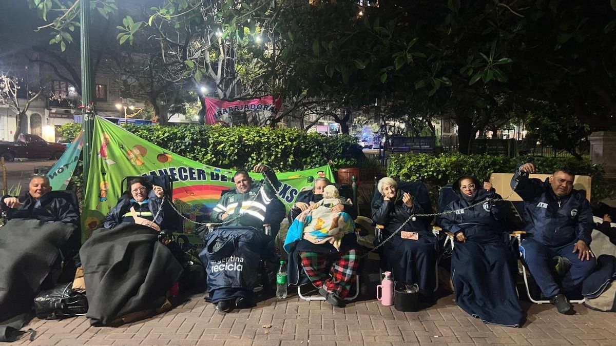 El grupo de cartoneros encadenados en el Parque Lezama en reclamo al ajuste de Jorge Macri al servicio de transporte.