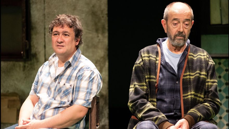 Miguel Rellán junto a Secun de la Rosa en una escena de 'Los asquerosos'