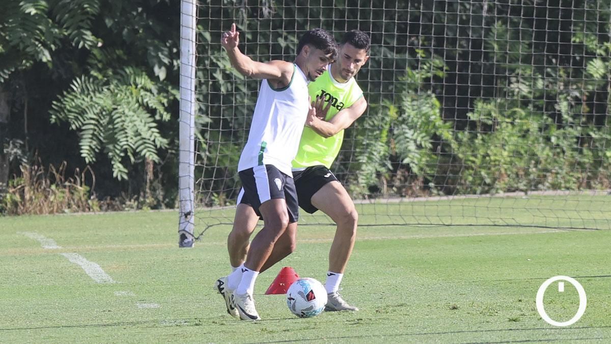 Albarrán intenta quitar el balón a Kevin
