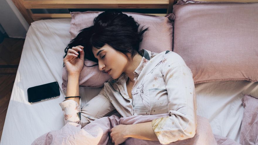 Podcast, radio o audiolibros: ¿es recomendable acostumbrarse a conciliar el sueño escuchando algo?