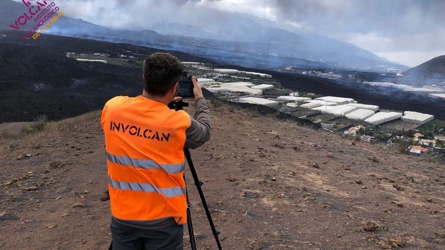 Un profesional del Involcan realizando una termografía de las coladas