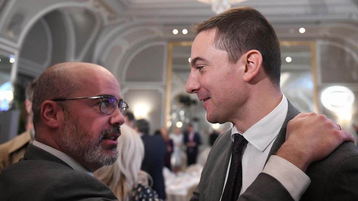 Archivo - El delegado del Gobierno en la Comunidad de Madrid, Francisco Martín (i) y el portavoz del PSOE en la Asamblea de Madrid, Juan Lobato (d), durante un desayuno informativo organizado por Nueva Economía Forum, en el Hotel Mandarin Oriental Ritz de