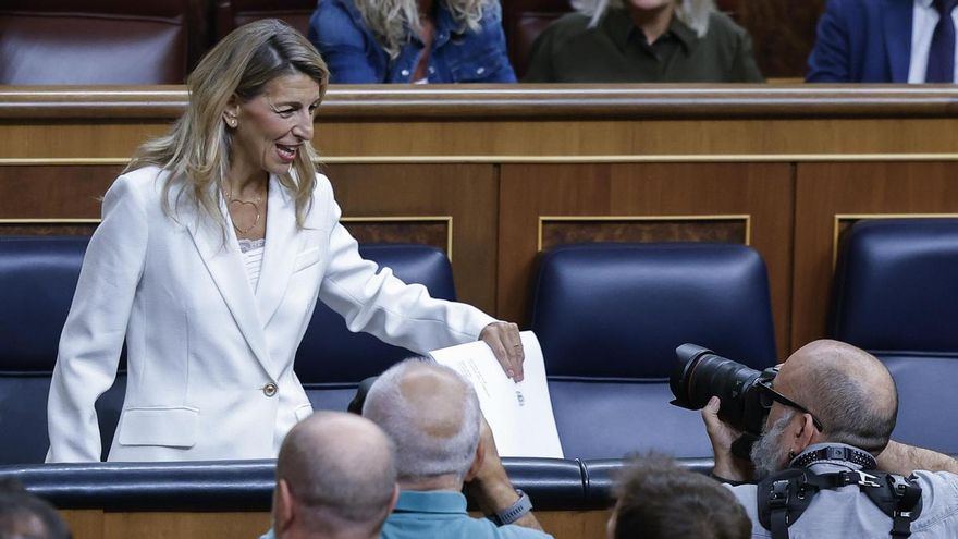 La vicepresidenta segunda del Gobierno y ministra de Trabajo, Yolanda Díaz, al inicio de la sesión de control al Ejecutivo que acoge el Congreso este miércoles.